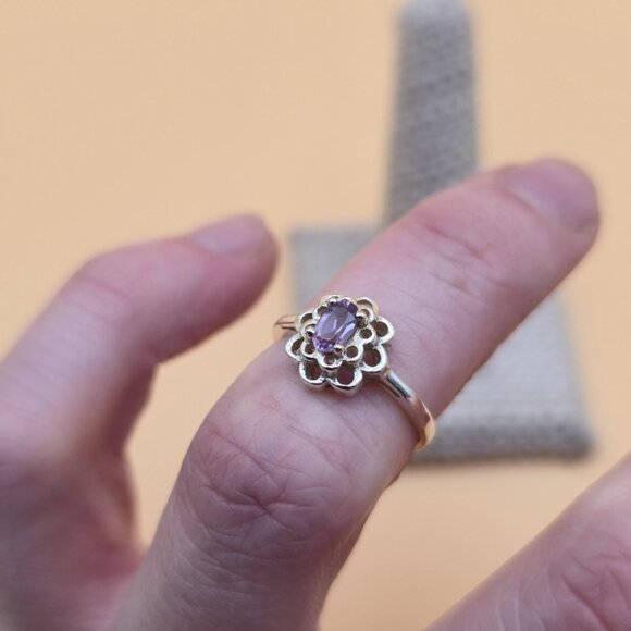 Size 5 Sterling Silver Small Oval Amethyst Gem Band Ring A5425 - Picture 5 of 9